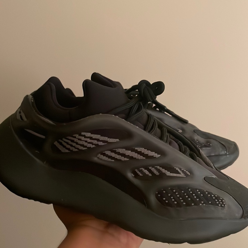 YEEZY SNEAKERS